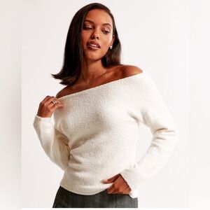 ✨Abercrombie Boucle Off Shoulder Sweater XS✨